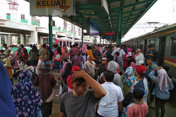 Penumpang KRL Menumpuk di Stasiun Manggarai