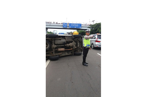 Kecelakaan Tunggal, Suzuki Carry Terguling di Tol Jagorawi
