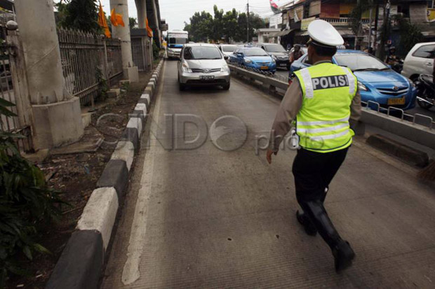 Caci Petugas Busway, Pengemudi Jaguar Dewi Perssik Dilaporkan ke Polisi