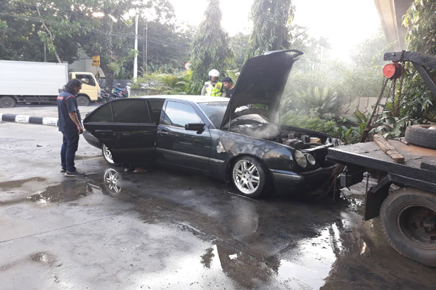 Keluar dari Bengkel, Mobil Mewah Ini Tiba-tiba Terbakar