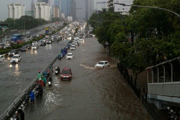 Jakarta Dikepung Banjir, Sandiaga Pastikan Pompa Beroperasi