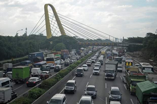 Libur Natal, Ratusan Ribu Kendaraan Keluar Jakarta Via Cikampek