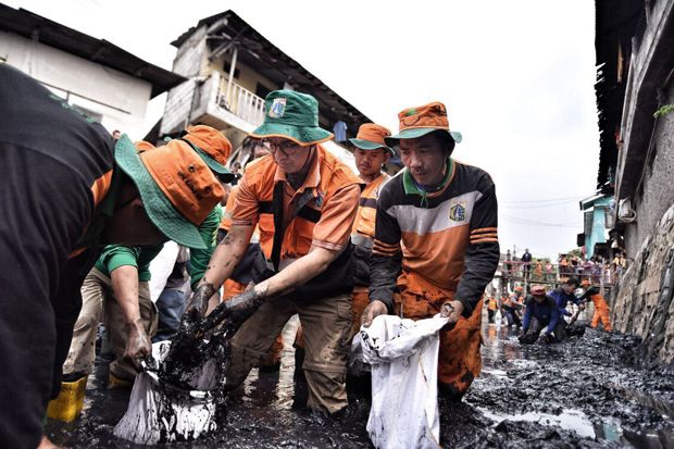 Bermandikan Lumpur, Anies Bersihkan Sampah di Kanal Banjir Timur
