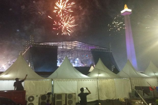 Sambut Tahun Baru 2018, Pesta Kembang Api Warnai Langit Jakarta