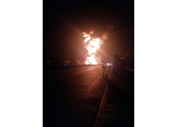 Truk BBM Terbakar di Tol Cikampek, Arus Lalu Lintas Macet Parah
