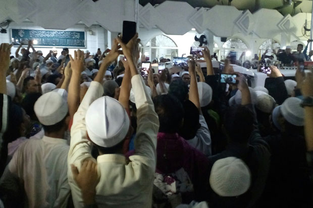 Ribuan Umat Muslim Padati Kediaman Habib Abdurrahman Kwitang