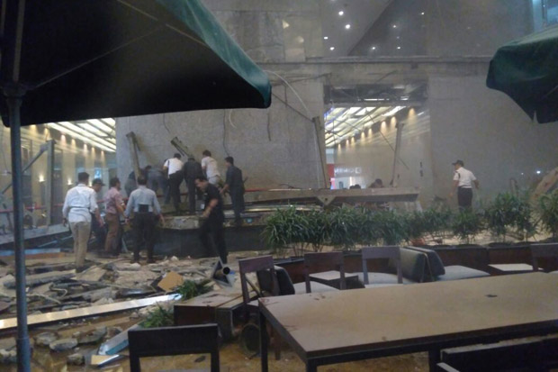 Polisi Periksa Sampel Puing Reruntuhan Selasar di Gedung BEI