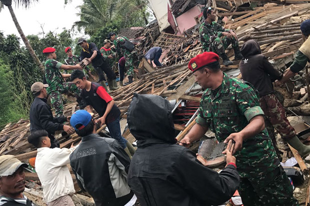Bantu Korban Gempa, Prajurit Kopassus Hentikan Latihan di Gunung Botol