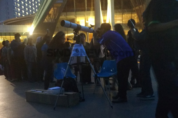 Demi Bisa Lihat Langsung, Warga Antre Dekat Teropong Planetarium