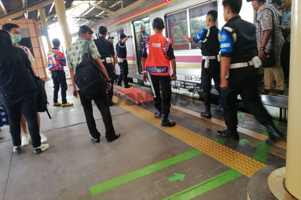 Kronologi Pria Tabrakkan Diri ke Commuter Line di Stasiun Cikini