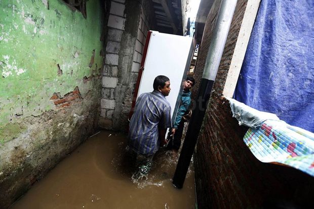 Banjir Jakarta, 943 Warga Bidaracina dan Kampung Melayu Mengungsi