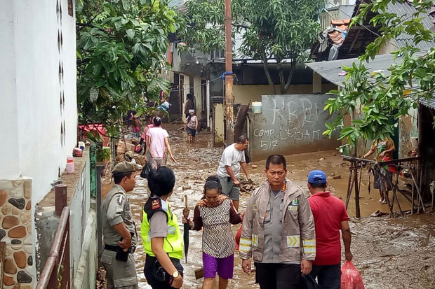 Banjir Surut, Warga Pejaten Sibuk Bersihkan Lumpur