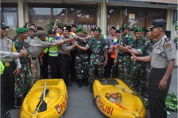 Ketika Polri, TNI dan Satpol PP Bersatu Hadapi Banjir Jakarta