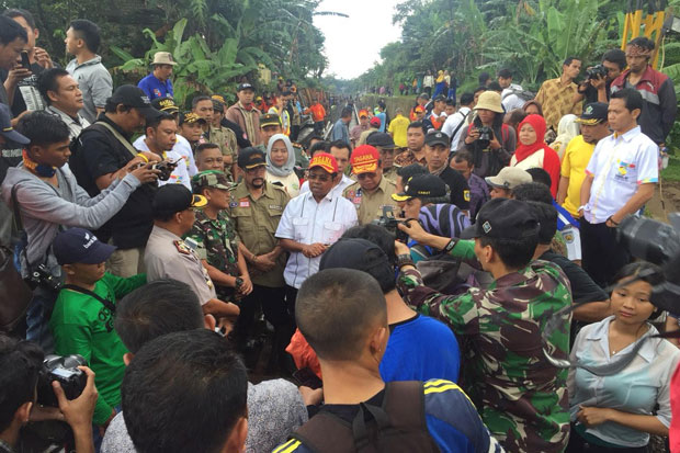 Mensos Serahkan Santunan kepada Korban Longsor di Kabupaten Bogor