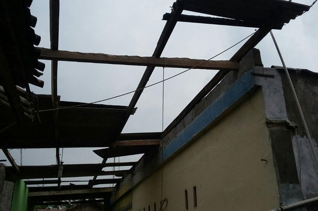 Tertidur Pulas, 44 Rumah di Bekasi Disapu Angin Puting Beliung