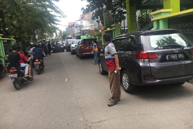Lahan Sempit, Parkir Liar Menjamur di Jalan Lingkungan Jakbar