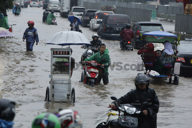 Jakarta Dikepung Banjir, Anies: Kita Monitor Terus Kok