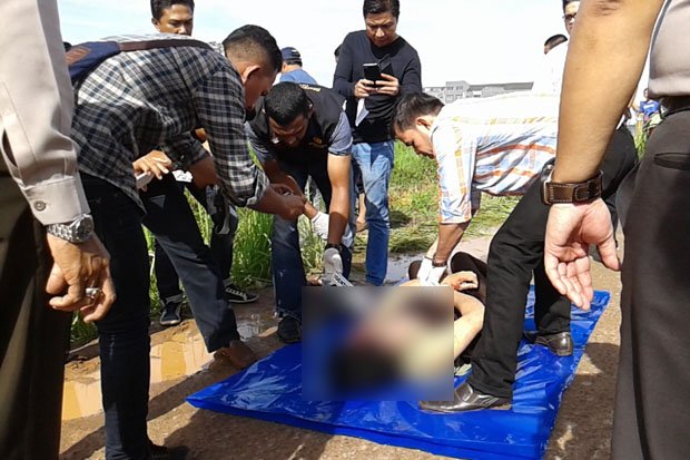 Wajah Hancur, Mayat Laki-laki Ditemukan Tergeletak di Cakung
