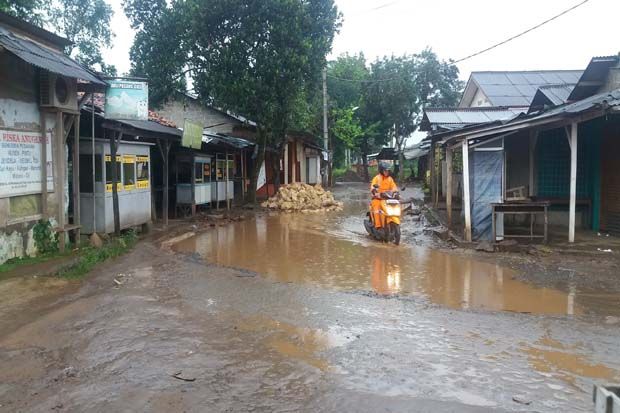 Rusak Parah, Jalanan di Citayam Mirip Jalur Offroad
