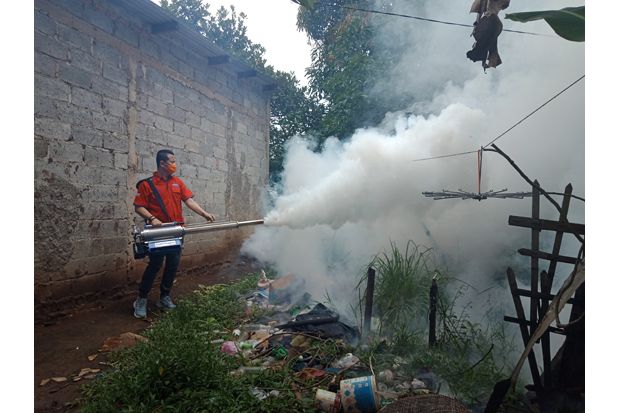 Rescue Perindo Fogging Ratusan Rumah Warga Kampung Siluman