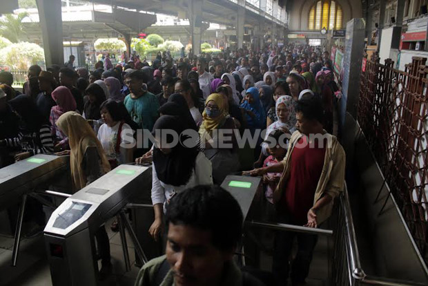 Sistem Ganjil Genap di Tol Bekasi, Warga Beralih ke Commuter Line
