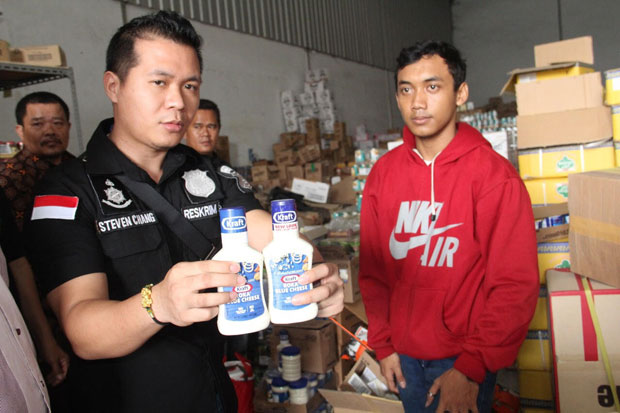 Polisi Gerebek Gudang Produksi Makanan Kadaluarsa di Jakarta Barat