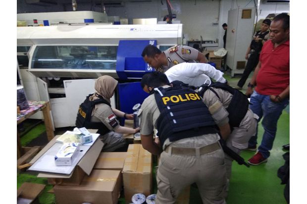 Polisi Gerebek Pabrik DVD dan CD Bajakan di Tangerang