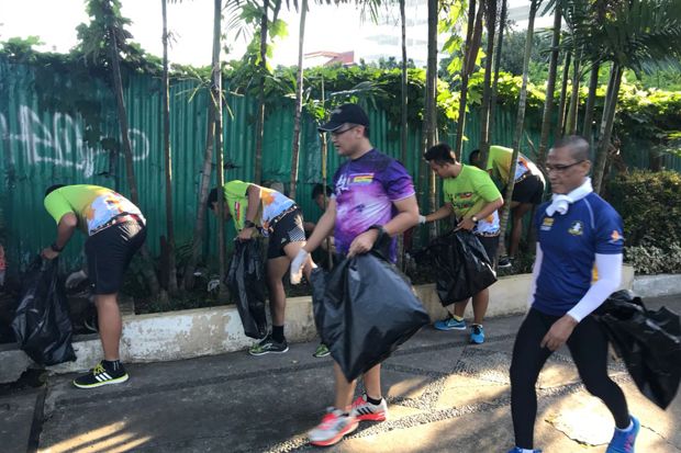 Anggota Polud Runners Lari sambil Punguti Sampah