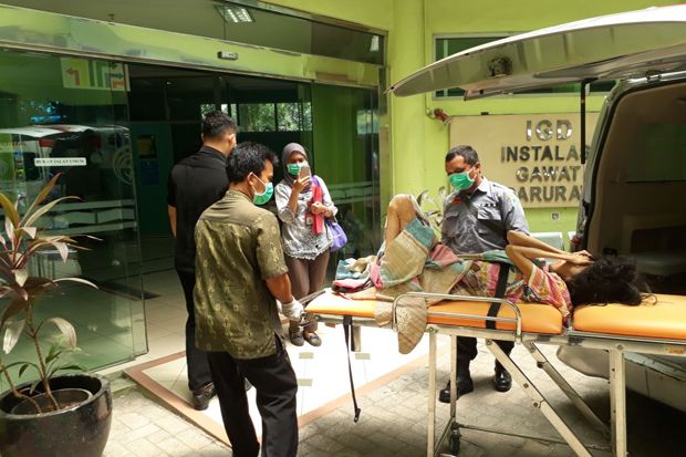 Terlantar,  Petugas Dinsos Evakuasi Orang Gangguan Jiwa ke RS