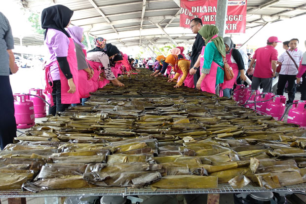 Masyarakat Tangsel Pepes 6.000 Ikan Bandeng, Pecahkan Rekor MURI