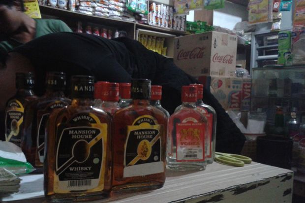 Gelar Razia, Polisi Sita Ratusan Botol Miras di Tebet