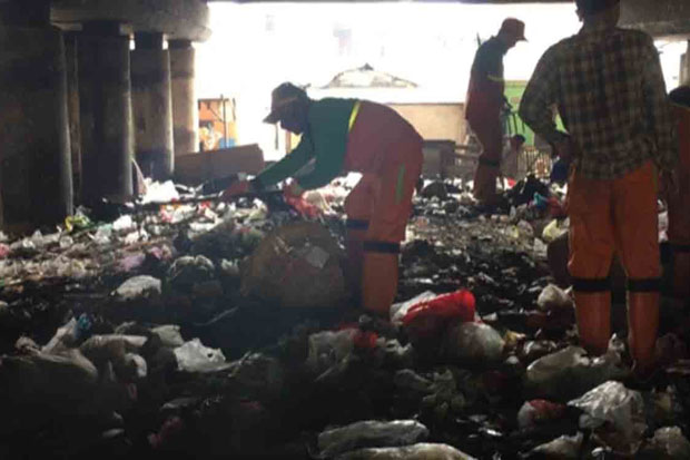 Pengangkutan Ratusan Ton Sampah di Kolong Tol Priok Terkendala