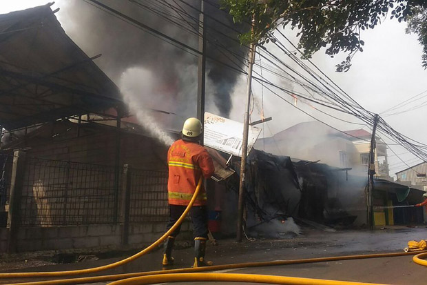 Kebakaran di Srengseng, 14 Mobil Pemadam Dikerahkan