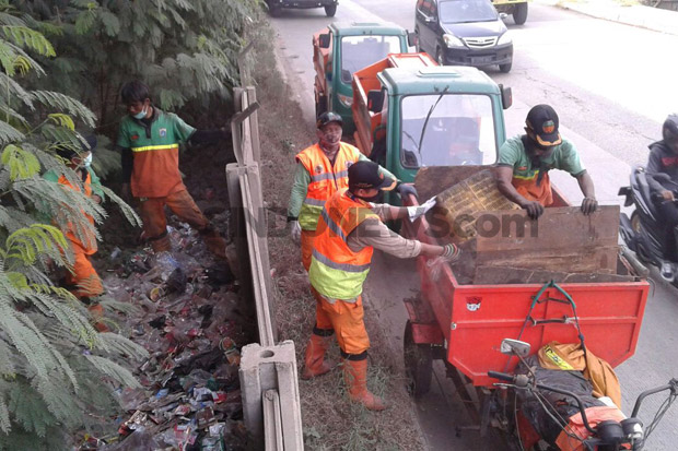 Warga Sebut Sampah di Kolong Tol Tanjung Priok Sudah Lama