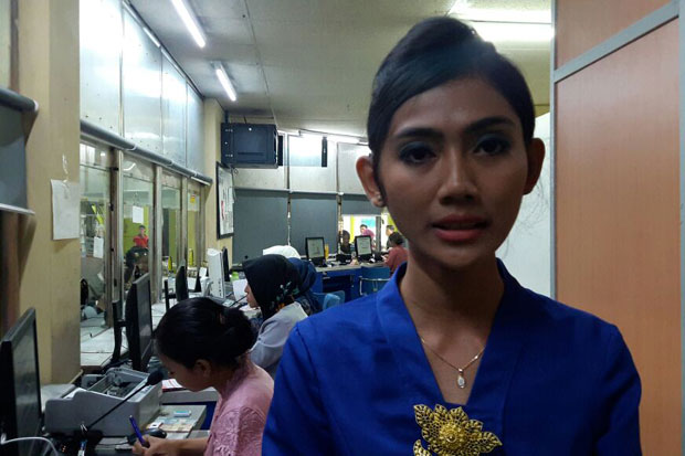 Hari Kartini, Petugas Loket Stasiun Gambir Kenakan Kebaya
