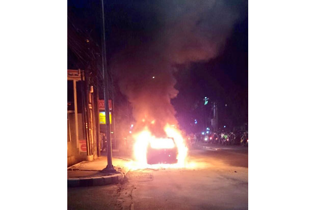 Mobil Terbakar di Dekat SPBU Jalan KH Zainul Arifin