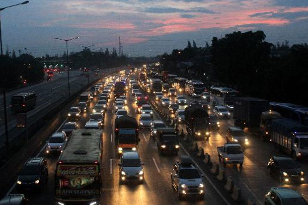 Ada Pemasangan Girder, Tol Jakarta-Cikampek Macet Parah