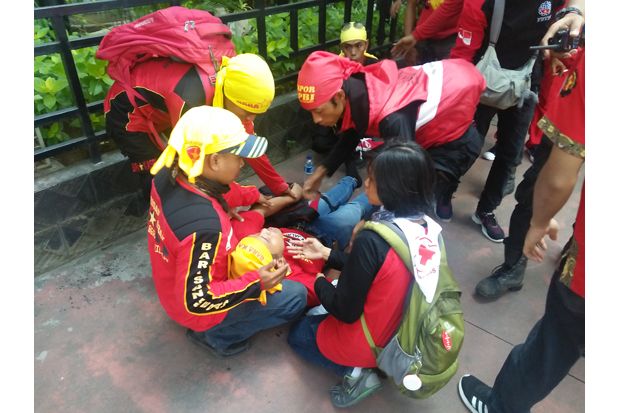 Kelelahan, Buruh Pria Pingsan di Jalan MH Thamrin