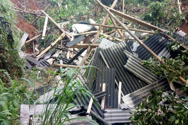 Dua Rumah di Pondok Terong Rusak Berat Dihantam Longsor