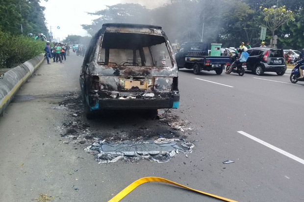 Mobil Angkot Terbakar di Jalan Benyamin Sueb