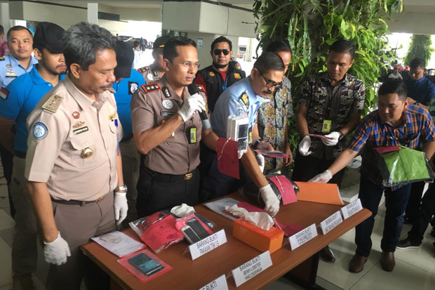 Petugas Bandara Palembang Gasak Paket Berisi 1 Koli Handphone