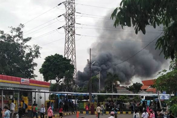 Kebakaran di Tanah Tinggi, Petugas Kerahkan 19 Unit Mobil Pemadam