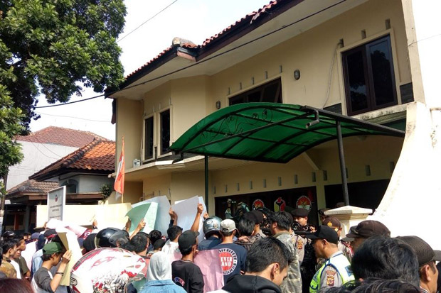 Protes Kecurangan Pilkada Bogor, Kantor Panwaslu dan Kejari Didemo