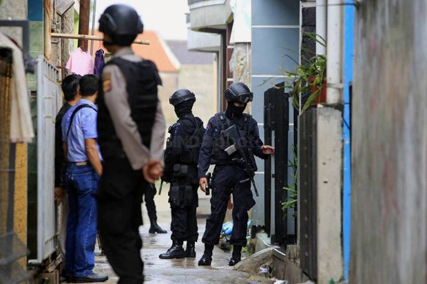 Densus 88 Angkut 5 Terduga Teroris dari Kampung Bojong Lio Depok