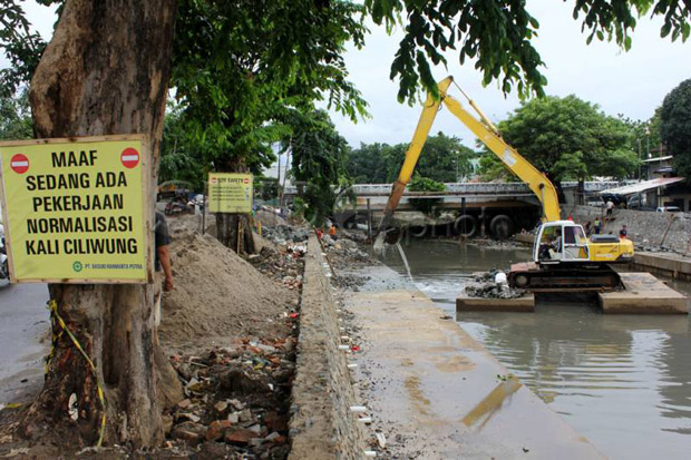 Kali Dipenuhi Lumpur, Jakarta Barat Terancam Banjir