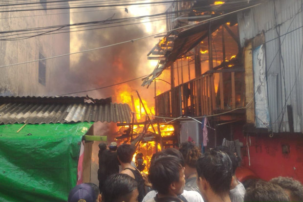 15 Rumah Terbakar di Tambora, Api Diduga Berasal dari Industri Rumahan