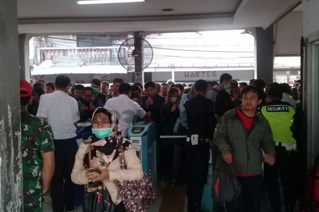 Antrean Panjang Penumpang KRL Masih Terjadi di Stasiun Depok