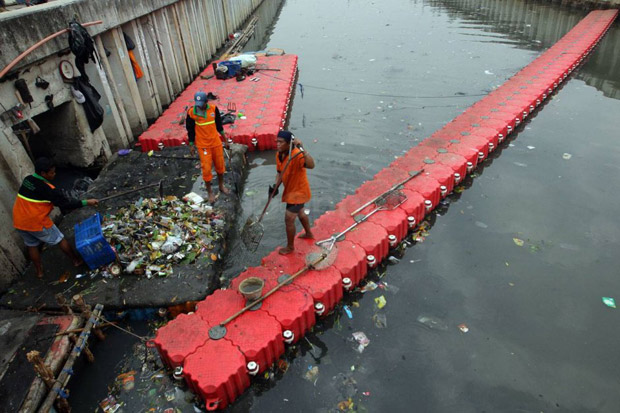 Teliti Kualitas Air, Pencemaran Sungai di Jakarta Sudah Parah