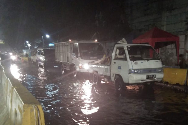Pipa PAM Bocor, Ruas Jalan di Depan Stasiun Tanah Abang Banjir
