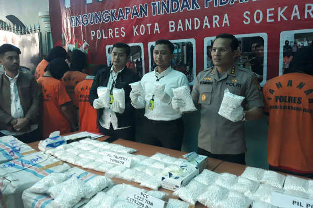 Polisi Gerebek Pabrik Narkoba Rumahan Milik Pak Haji di Tangerang